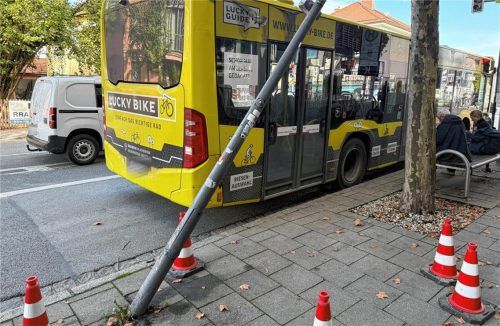 Am vergangenen Mittwochmittag ist es in der Frühlingstraße in Rosenheim zu einem Unfall gekommen. Eine Autofahrerin ist erst mit einem Linienbus und dann mit einer Laterne zusammengestoßen. Heise