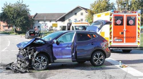 An beiden beteiligten Fahrzeugen entstand Totalschaden. Die Staatsstraße war zeitweise halbseitig gesperrt.fib/Eß