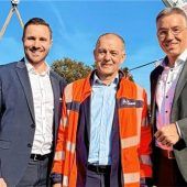 <p xml:space="preserve">An der Brücke über die Rohrdorfer Achen: (von links) CSU-Landtagsabgeordneter Daniel Artmann, Michael Kordon, Direktor der Niederlassung Südbayern der Autobahn-GmbH, und Rosenheims Landrat Otto Lederer. re</p>