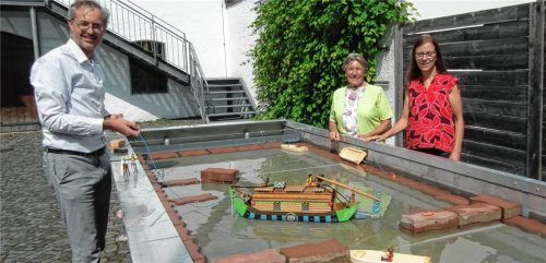 An der Treidlrinne führen Dr. Tobias Hafner, Marianne Roider und Anna Hofberger-Gottenöf die Steuerung von Flussschiffen vor. Alfred Schubert