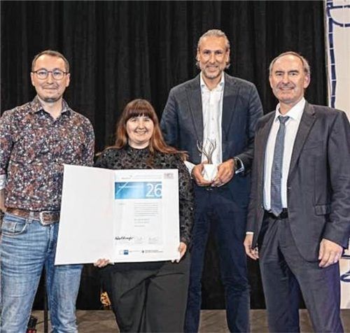 Anatol Maier (Gründer und Geschäftsführer), Anika Gruner (Gründerin und Geschäftsführerin), Martin Sondenheimer (Managing Director) und Bayerns Wirtschaftsminister Hubert Aiwanger (von links).StMWi/BIHK/Das Kraftbild