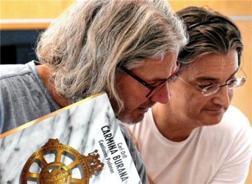 Andreas Penninger (von links) und Michael Gartner blicken in den Klavierauszug und diskutieren über Interpretationsmöglichkeiten. Rainer W. Janka