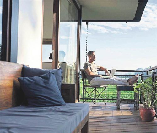 Arbeiten und nach Feierabend Urlaub machen? Die Workation-Idee finden viele Arbeitnehmende attraktiv.STEVE BROOKLAND/DPA-TMN