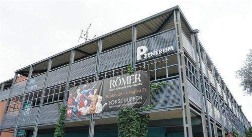 Auch hier, im Parkhaus am Hammerweg in Rosenheim, soll der Mann „zugeschlagen“ haben. Salome Weindl