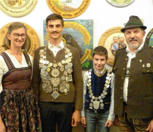 Auf dem Bild von links: Zweite Schützenmeisterin Karin Brehmer, Xaver Brehmer, Anton Gastl und Schützenmeister Christian Schlosser. Klaus Laxganger
