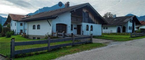 Auf den Grundstücken der beiden Einfamilienhäuser an der Weidacher Straße, die abgerissen werden, sollen 15 Wohneinheiten plus ein Gemeinschaftsraum in drei Baukörpern entstehen. Franz Fürle