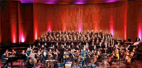 Auf der Salzburger Bühne: (von links) Chris Gall (Piano), D.D. Lowka (Bass), Andreas Hinterseher (Akkordeon), Mulo Francel (Saxofon) mit der Philharmonie und dem Chor unter Leitung von Elisabeth Fuchs. Lüers