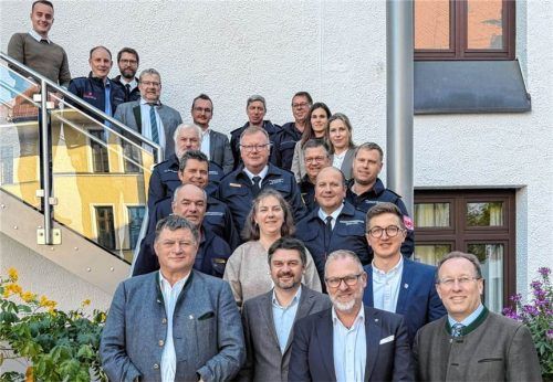 Auf Initiative von Landrat Andreas Danzer (erste Reihe, Zweiter von rechts) haben Vertreter mehrerer bayerischer Alpenlandkreise gemeinsam mit Kreisbrandräten und Fachleuten des Katastrophenschutzes einen Sechs-Punkte-Plan zur Verbesserung der Waldbrandbekämpfung erarbeitet. In der ersten Reihe stehen (von links) Landrat Anton Speer (Landkreis Garmisch-Partenkirchen), Landrat Dr. Johann Bertl (Landkreis Weilheim-Schongau) und der stellvertretende Landrat Josef Bierschneider (Landkreis Miesbach, rechts neben Landrat Danzer). Landratsamt Traunstein