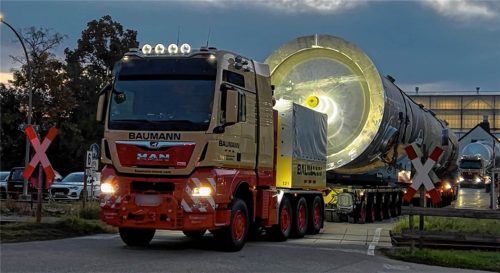 Aufbruch am frühen Morgen: Der Schwertransport macht sich in Tacherting auf den Weg. Kayser