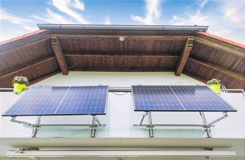 Balkonkraftwerke sind praktisch, nachhaltig und verringern den eigenen Energieverbrauch. Smarterpix/Colour