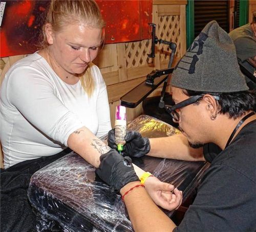 Bei den „Tattoo Days“ in Rosenheim ließen sich zahlreiche Besucher neue Tattoos stechen. Erika Rolle