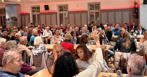 Bei der Bürgerversammlung im Rosenheimer Norden musste Oberbürgermeister Abuzar Erdogan auf mehr als 20 Anfragen eingehen. Baumeister