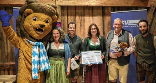 Bei der Überreichung des Preises: (von links) Maskottchen SchirSki, Nicola Jäckle (Craft), Wolfgang Weißmüller (BSV-Geschäftsführer), Manuela Druml-Reheis und Udo Heinritz (beide SC Aising-Pang) sowie Jonas Wörner (Craft). Bayerischer Skiverband e.V.