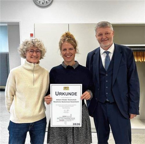Bei der Urkundenübergabe zu sehen sind von links Schulleiterin Sibylle Daxlberger, Demokratiebeauftragte Justine Trautmann und der Ministerialbeauftragte der Realschulen Oberbayern-Ost, Karsten Kundt. Johann-Rieder-Realschule