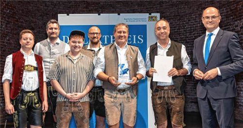 Bei der Verleihung des Bayerischen Dialektpreises: (von links) Lucas Guth, Patrick Wurmsbach, Sebastian Schindler und Peter Gansinger (alle Redaktion Alpin FM) mit Bernd Stawiarski (Geschäftsführer OVB MEDIA), Andreas Nickl (Geschäftsführer Alpin FM) und Heimatminister Albert Füracker. StMFH/Christian Blaschka