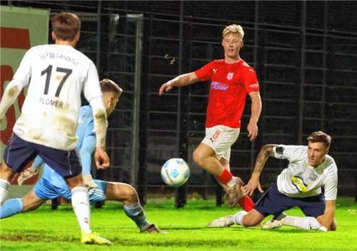 Bei dieser Hereingabe von Florian Grundner herrschte Alarm im Landshuter Strafraum.Christian Butzhammer