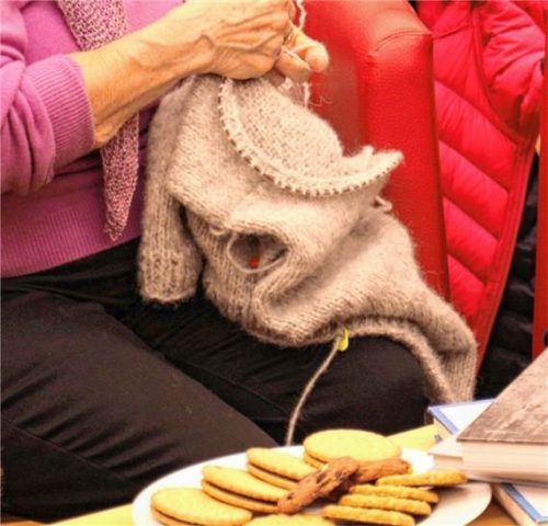 Beim Handarbeitstreff „Komme was Wolle“ kommen Handarbeitsbegeisterte zusammen, um gemeinsam zu stricken, häkeln und sich auszutauschen. Melanie Städtler