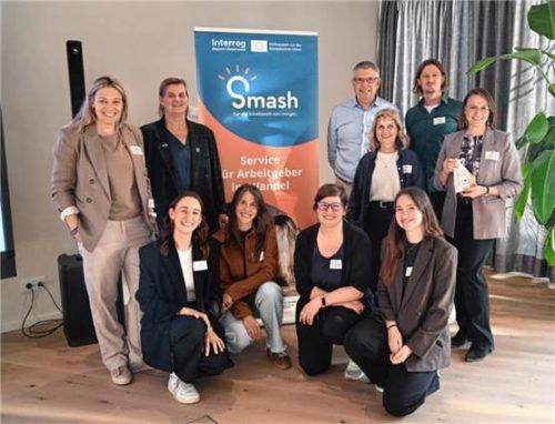 Beim jüngsten Treffen: (stehend von links) Anja Friedrich-Hussong (Berchtesgadener Land Wirtschaftsservice), Ulrike Klingenschmid (Innovation Salzburg GmbH), Mag. Georg Sulzberger (Stadt Salzburg Wirtschaftsservice), Dr. Birgit Seeholzer (Chiemgau GmbH), Leonhard Prechtl (Berchtesgadener Land Wirtschaftsservice) und Romana Schwab (Innovation Salzburg GmbH). Kniend von links: Franziska Danner (Chiemgau GmbH bis Projektende), Maria Grudin (BGLW), Veronika Ziesacher (Berchtesgadener Wirtschaftsservice) und Anna Sigl (Chiemgau GmbH bis Projektende). Chiemgau GmbH