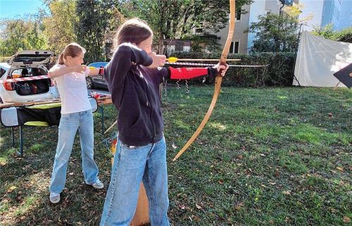 Beim Rosenheimer Mädchentag konnten sich die Teilnehmerinnen unter anderem im Bogenschießen ausprobieren. Stadtjugendring Rosenheim