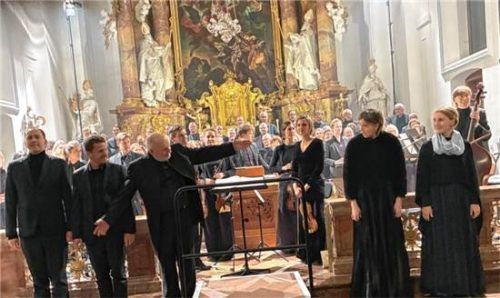 Beim Schlussapplaus: (von links) Ansgar Theis (Bass), Julian Habermann (Tenor), Karl Prokopetz (Dirigent), Johanna Falkinger (Sopran) und Ulrike Malotta (Mezzosopran). Prokop