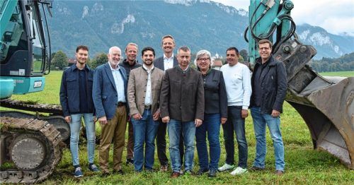 Beim Spatenstich: Alexander Sextl (Ing.-Büro Sextl), Michael Andrelang (Zweiter Bürgermeister), Martin Stuffer (Fachbereichsleitung Bauwesen), Hubert Zaiser (Geschäftsführer Priental Wärme GmbH), Simon Frank (Erster Bürgermeister), Wolfgang Wimmer (Geschäftsführer Priental Wärme GmbH), Monika Schmid (Dritte Bürgermeisterin), Stefan Aberger (Kommunaler Energiewirt) und Max Wüstinger (Wüstinger Rickert Architekten, von links). Biomassehof Achental GmbH & Co. KG