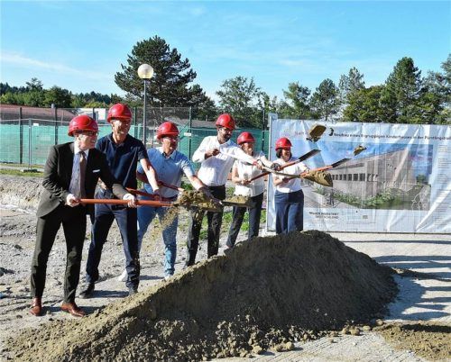 Beim symbolischen Spatenstich: (von links) Sozialdezernent Christian Salberg, Architekt Johannes Kessner, Leiter Zentrales Gebäudemanagement Markus Pletschacher, Oberbürgermeister Abuzar Erdogan, Dritte Bürgermeisterin Gabriele Leicht und die Leiterin des Amts für frühkindliche Bildung, Erziehung und Betreuung, Sabine Hilger. Peter Schlecker