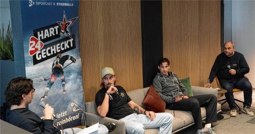 Beim Tag der offenen Tür in der OVB Media City nahmen Dominik Kolb (Zweiter von links) und Dominik Groß auf der Couch Platz und stellten sich beim Live-Podcast von „Hart gecheckt“ den Fragen von Marko Aleksic (links) und Thomas Neumeier.re