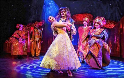 Belle und das Biest tanzen umringt von verzauberten Schlossbewohnern. Nilz Böhme/Theater Liberi
