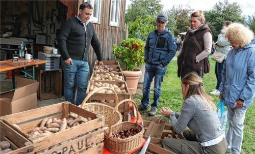 Beratung und Verkauf von Kartoffeln und heimischen Feldfrüchten am Marktstand beim Bauernmarkt in Neubeuern. Thomas Schwitteck