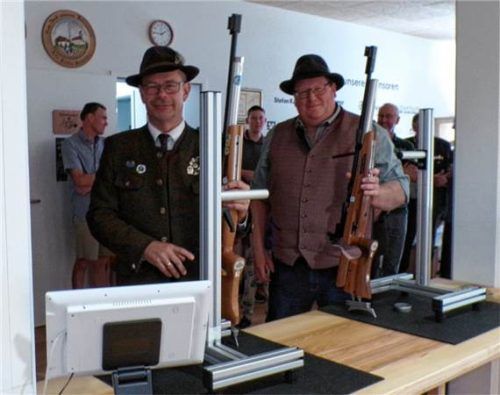 Bereiteten sich auf den Eröffnungsschuss vor: stellvertretender Gauschützenmeister Markus Rastinger (links) und Bürgermeister Stefan Adam. Max Sollinger