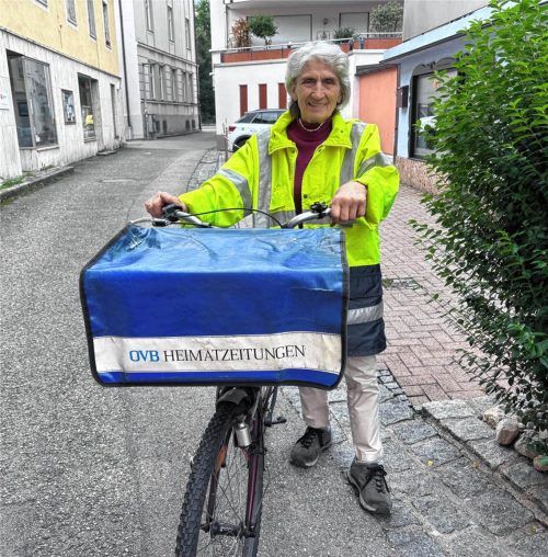 Bergschuhe, Reflektorjacke und Fahrrad: So bricht Irmengard Ramthun seit Jahrzehnten frühmorgens auf, um in Rosenheim das OVB auszutragen. Eiglmeier