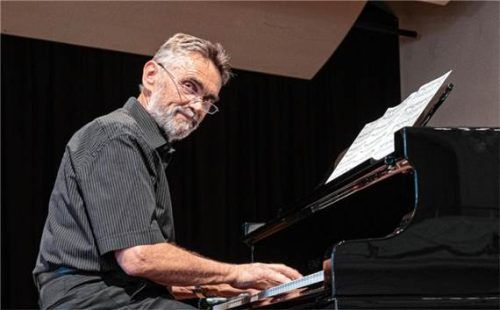 Bernd Stahuber steht als Hobbymusiker seit seinem 18. Lebensjahr auf der Bühne. Stahuber.