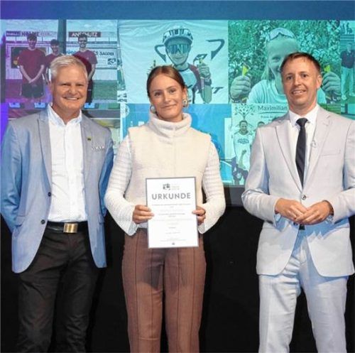 Biathletin Marlene Fichtner ist seit vielen Jahren „Stammgast“ bei der Sportlerehrung der Stadt Traunstein. Oberbürgermeister Christian Hümmer (rechts) und Stadtverbandsvorsitzender Stefan Namberger freuen sich mit.