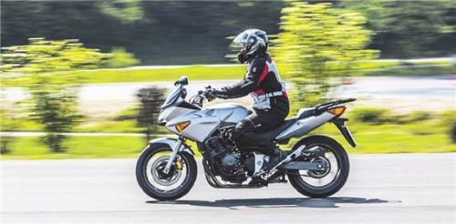 Bis zum Stillstand: Im Sicherheitstraining – hier beim ADAC – lernt man das korrekte Bremsen. IMAGO