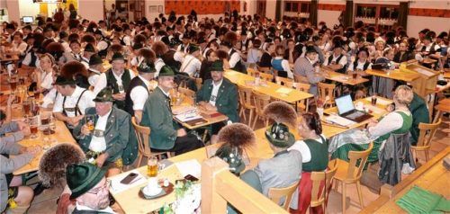 Blick in die voll besetzte Frasdorfer Lamstoahalle während der Herbstversammlung des Chiemgau-Alpenverbands. Hötzelsperger