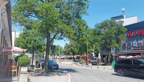 Blick vom Busbahnhof zu den Lokalen und dem Kino am Traunsteiner Bahnhofplatz. In unmittelbarer Nähe kam es am 10. Januar zu einer Auseinandersetzung mit 20 Personen. Zwei Angeklagte mussten sich vor dem Jugendgericht verantworten. xe