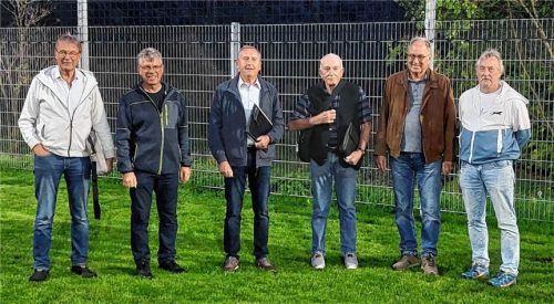 BLSV-Vorstand beim DJK: (von links) Helmut Haigermoser, Herbert Baumgartner (Vorsitzender DJK Kammer), Franz Parzinger (BLSV-Kreisvorsitzender), Kurt Bauer, Roman Metzner und Tom Hoffmann. BLSV