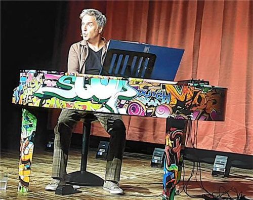 Chris Boettcher am bunt bemalten Klavier bei seinem Auftritt im Kulturstadl Mettenheim. Ulrike Zöller