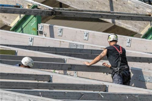 Dachdecker bei der Arbeit: In Chieming war es am 7. Oktober 2024 zu einem tödlichen Unfall bei Dacharbeiten gekommen. Der Fall wurde nun vor dem Traunsteiner Amtsgericht verhandelt (Symbolbild). picture alliance/dpa | Peter Kneffel