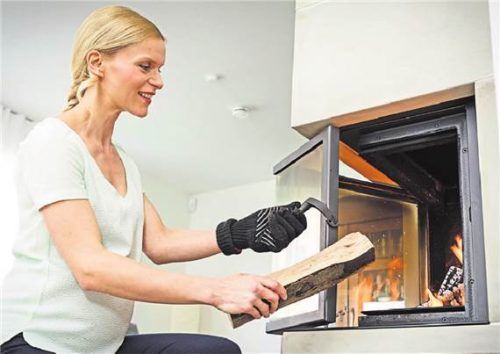 Damit das Feuer ein sicheres Vergnügen bleibt, überwachen vernetzte Sicherheitssysteme mit Rauchwarn- und Thermomeldern die Räume. DJD/TELENOT