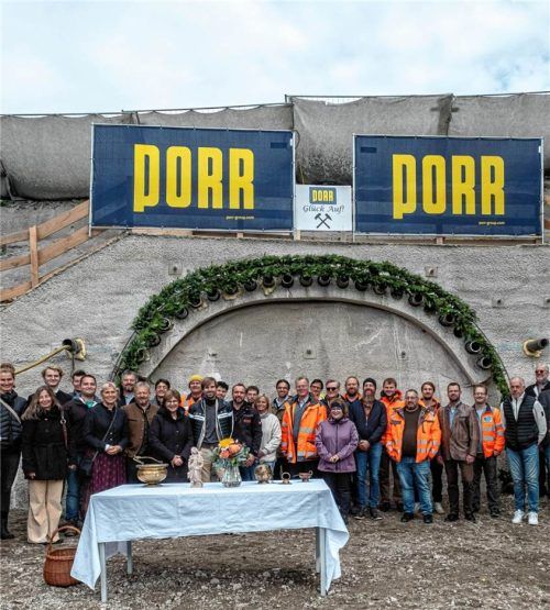 Damit der Rohrdorfer „Tunnel“ nun tatsächlich Wirklichkeit wird, benötigte und benötigt es viele „Mütter und Väter“, wie hier zu sehen ist. Einen mutigen Gemeinderat, einen Bürgermeister mit einer Vision, ein hoch qualifiziertes Planungsbüro, eine ebenso professionelle Baufirma, eine engagierte und hartnäckige Gemeindeverwaltung sowie auch die Geistlichkeit.