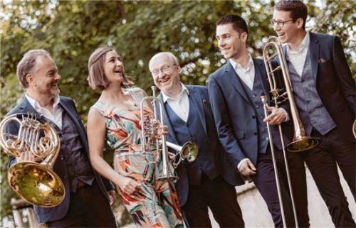 Das Blechbläserquintett Harmonic Brass geht mit seinem Publikum auf musikalische „Donaureise“. www.tobiaseppfotografie.de