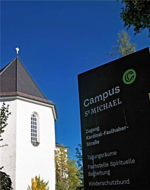 Das Eingangsschild weist den Weg zum Campus-Gelände St. Michael und dem Studienseminar in Traunstein.DPA