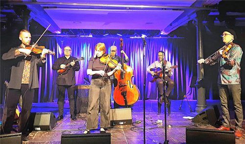 Das finnische Folk-Sextett Frigg bei seinem vielseitigen Konzert auf der Bühne im Haberkasten. Ulrike Zöller