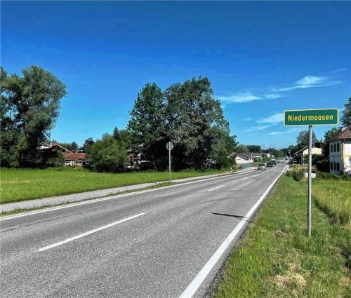 Das Foto zeigt die Zufahrt zum Ortsteil Niedermoosen. Im Plangebiet „Steinwiesen“ wurden Belange wie Natur-, Hochwasserschutz und Verkehrsplanung stärker ins Visier genommen und im Bebauungsplan miteingearbeitet. Elisabeth Kirchner