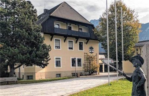 Das gelb gestrichene Rathaus mit Ritter-Skulptur im Vordergrund sollte nach dem Antrag der SPD einen Tag lang mit orangefarbenen Strahlern angestrahlt werden. Franz Hoffmann