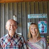 <p xml:space="preserve">Das helle Hornissennest kann man oben hinter den dunklen Holzlatten nur erahnen: Die Hausbesitzer Hedda Bierbrauer und Michael Marchant nehmen‘s gelassen, obwohl sich das Nest direkt über dem Gartentisch auf der Terrasse befindet.</p>