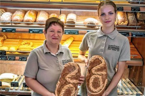 Das Jubiläumsfoto bringt die Beständigkeit der Dorfbäckerei zum Ausdruck: Jana Huber hält dem Dorfbäcker seit 20 Jahren die Treue, während Schülerin Alexandra gerade einen ersten Einblick in den Beruf gewinnt. Rainer Nitzsche