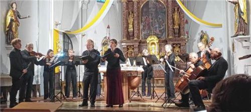 Das Kammerorchester Sinfonia Aschau mit der Sopranistin Roswitha Schmelzl und Tenor Rupert Schäffer. Giesen