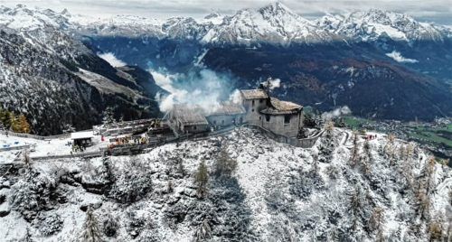Das Polizeipräsidium Oberbayern Süd hat Fotos vom nahezu vollständig zerstörten Kehlsteinhaus veröffentlicht.polizeipräsidium